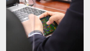 국감 중 게임하는 與 강훈식…다른 의원 질의 중인데