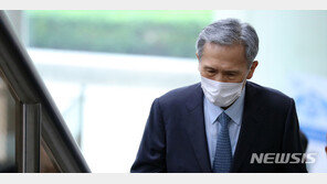 ‘軍 댓글공작 혐의’ 김관진, 2심도 실형…법정구속 면해