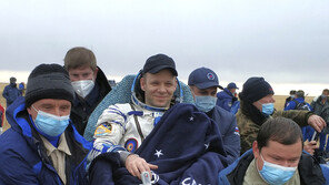 미·러 우주인 3명, 약 200일만에 무사귀환…“건강 이상無”
