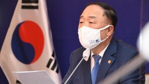 “부동산 매매 안정세” 홍남기, ‘전셋집 구했냐’ 질문에는…