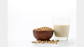 콩 이소플라본, 칼슘과 상호작용…폐경기 여성 건강 도움