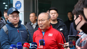 박항서 감독, 베트남 수해 극복 기금 전달