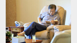 “비싸지만 좋은 책 읽었다”…文대통령이 추천한 책은?