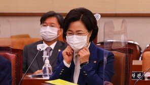 추미애 “윤석열 부하 발언 생경…지휘권자로 송구” 반격