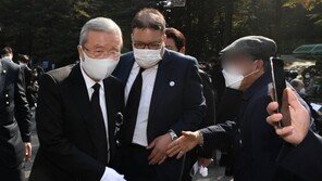 “여기 왜왔나”…김종인, 박정희 추도식 참석했다가 봉변