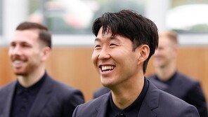 손흥민, 토트넘 단체 촬영서 검정 수트 입고 살인 미소