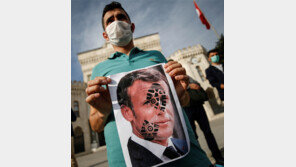 마크롱 사진에 신발 자국… 이슬람권 “佛 제품 불매”