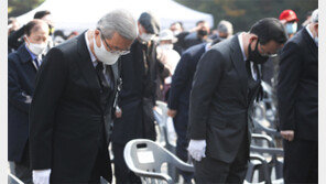 박정희 추도식 간 김종인에 “보수 망치지 말라” 야유