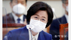 秋 “尹 정치적 언행에 조직 자괴감”… 野 “국민 다수 秋에 부정적”