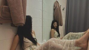 김유정, 시스루 드레스 입고 청순·섹시미 동시 폭발…요정 비주얼