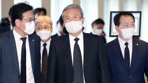 NC 찾은 김종인 “야구 우승 축하…AI 세계 펼칠 키도 쥐고 있어”