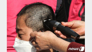 “이낙연이 나서라” 돌봄전담사들, 파업 전 집단삭발