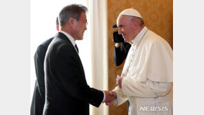 “평화 위해 기도”…프란치스코 교황, 文대통령에 친필 메시지