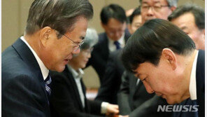 靑 “文대통령, 尹에 ‘임기 지키라’ 전달? 말씀 들은 바 없다”