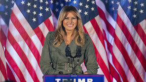 멜라니아 “도널드는 전사, 이 나라 사랑한다” 오바마 “무능력 못견뎌”