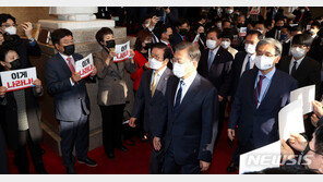 김종인, 文대통령 환담 불참…‘신원검색 불만’ 주호영도 불참