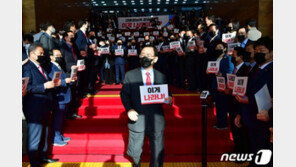 靑 경호처의 주호영 몸수색에… “이게 文대통령 답인가” 항의