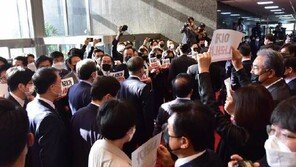 ‘몸수색’ 당한 주호영…고성 속 시작된 文대통령 시정연설