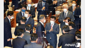 文대통령 시정연설…與 “솔직·담백” VS 野 “그릇된 인식”