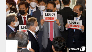 文대통령 연단 오르자 ‘고함’…“대통령 답하십시오…나라가 왜 이래”