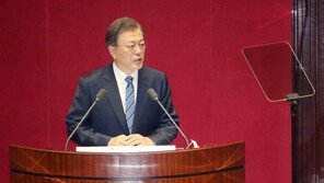 ‘경제’ 43번 말한 文대통령…야당 야유에 굳은 표정으로 바라봐