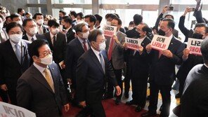 ‘이게 나라냐’ 야유에 문대통령 굳은 표정으로 ‘응시’