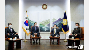 文대통령 “정부와 힘 합치자” 朴의장 “자주 소통해달라”…김종인은 불참