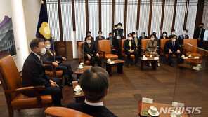 野 “전두환 때도 안 그랬어”…靑 경호처 “원칙대로, 융통성은 아쉬워”