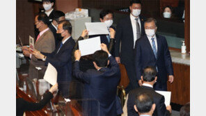 26번 박수 vs ‘이게 나라냐!’ 피켓…文 시정연설에 여야 반응 갈려