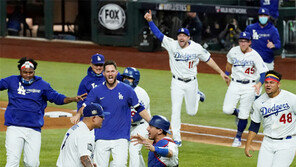 32년 울었던 다저스, LA를 환호의 도시로