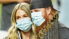 경기 중 확진, 교체된 터너 우승 세리머니 참가해 논란