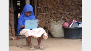 오지의 탄자니아 아이들 가르치는 ‘디지털 교육 기술의 마법’