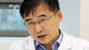 ‘감염학의 대가’ 김우주 교수 “독감백신 사망은 오비이락…접종이 답”