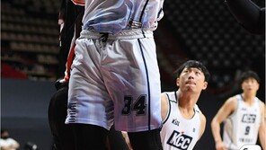 ‘데이비스 21득점’…KCC, KGC 꺾고 단독 3위로