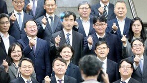 대전 간 윤석열 “나라의 녹 받고 일하는 사람들인데 의기소침 말라”