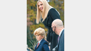 바이든 “텃밭 블루월 싹쓸이”… 트럼프 “사회주의 국가 원하나”