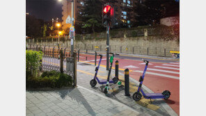 킥보드 횡단보도앞 방치… “보행-영업 방해” 민원 쇄도