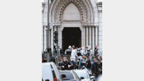 “신은 위대하다” 외치며… 佛 니스 성당서 또 ‘참수테러’