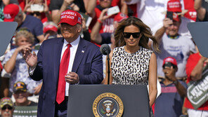 트럼프 유세현장서 17명 쓰러져…소방차 동원돼 물 뿌리기도