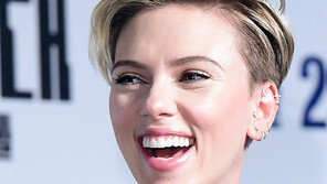 스칼렛 요한슨, ‘SNL’ 작가 콜린 조스트와 부부됐다…세번째 결혼