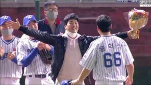 STL 김광현, 윤희상 은퇴 경기에 깜짝 등장…뜨거운 포옹