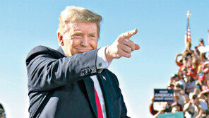 “트럼프 유세파워 무시 못해” vs “무당파 줄어 바이든 안정적”