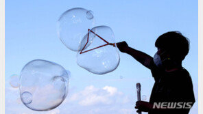 아이가 뿌린 비눗방울에 행인 꽈당…부모 책임은?