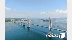 22명 탄 낚싯배 원산안면대교에 충돌…승객 병원이송