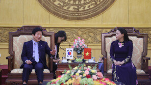 베트남 찾은 박병석 국회의장…“韓기업 통관-세무 지원을”