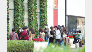 명품 가격 인상 소문에 개장 전부터 긴 줄