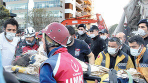 ‘탁탁탁’ 벽 두드린 네자녀 엄마 23시간만에 구조 