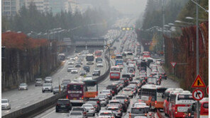 단풍 나들이 차량에 고속도로 정체