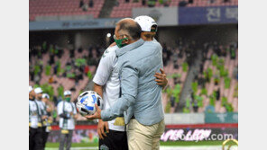 정의선 회장, 전설이 된 ‘라이언킹’ 이동국에 “자주 연락합시다”