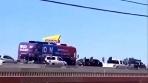 美 고속도로서 공화당 차량이 민주당 차량 포위 ‘일촉즉발’